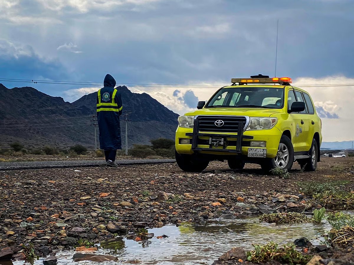 الدفاع المدني يدعو للابتعاد عن الأودية والمناطق المنخفضة أثناء هطول الأمطار. التحذير من جريان السيول وارتفاع منسوب المياه وما تشكّله من خطر مباشر. التشديد على عدم عبور الأودية أو الاقتراب من تجمعات المياه مهما كان منسوبها. التأكيد على متابعة التنبيهات الرسمية والاتصال على 998 عند الطوارئ 