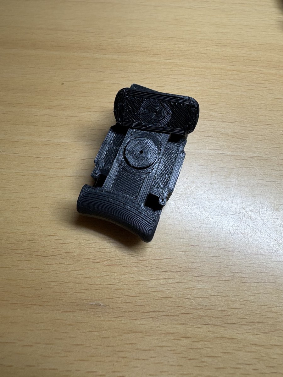 crz_diy's tweet photo. ペンチ使ったら流石に破断 https://t.co/B1VXAZd70b