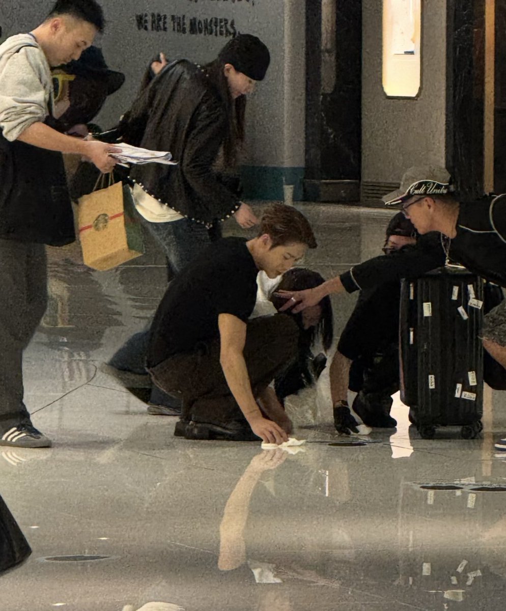 ฮือออออแจ็คสันโครตน่ารักเลย เหมือนมีอะไรหกสักอย่างแล้วช่วยทีมงานเช็ดอะ😭 #JacksonWang