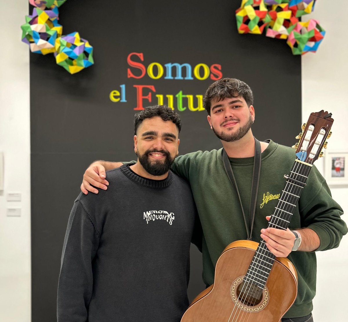 Javier López y Sergio Fernández han recordado en EL BAÚL DE LA CANTERA los emocionantes pasodobles de dos comparsas juveniles de 2020: El príncipe mestizo, Jesús Priego y Raúl Cabrera; y Comunicado, de Patricia Andrés y Tomi Alemania  

cadenaser.com/andalucia/2025…