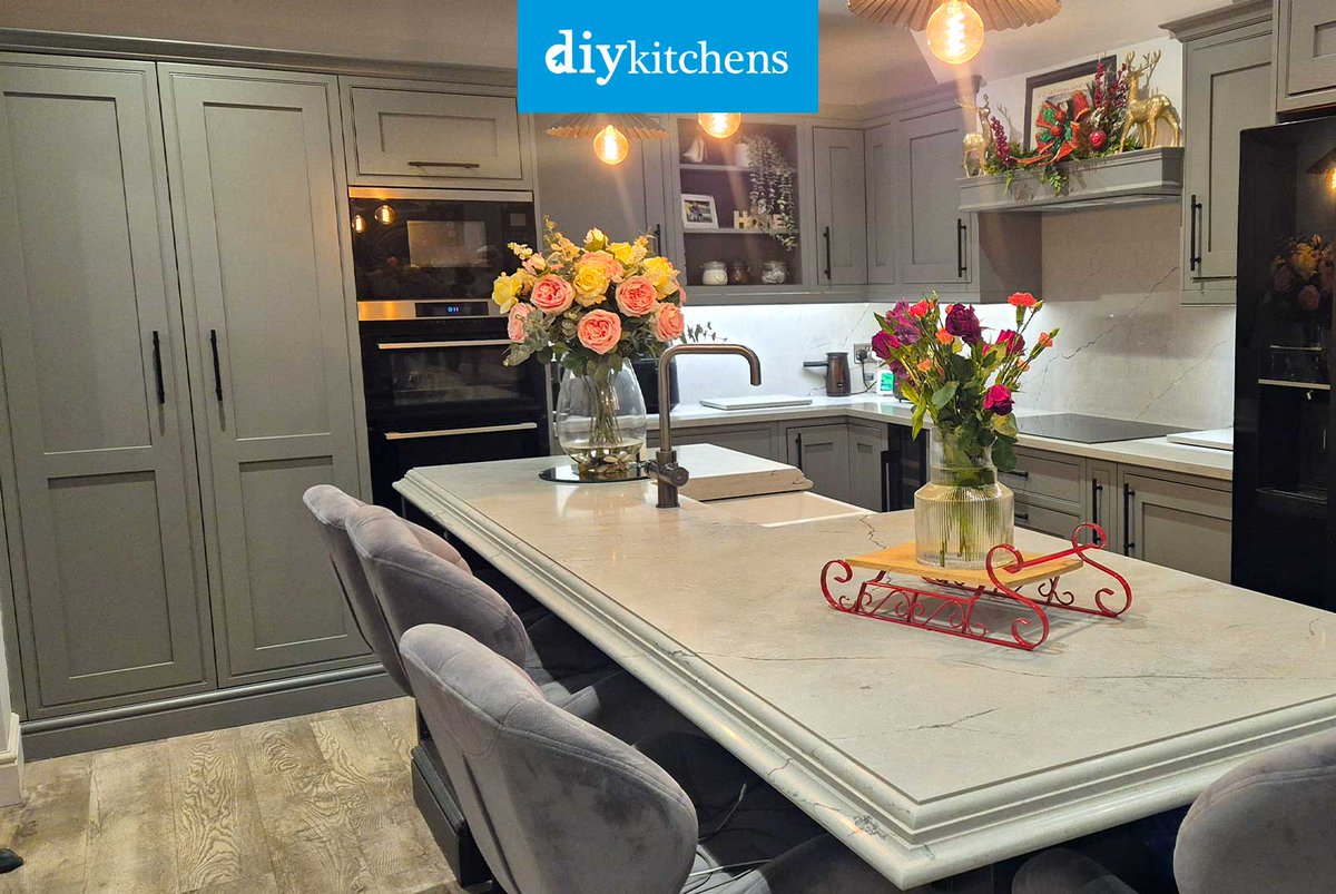 DIY_Kitchens's tweet photo. 🌟 Shelley from Manchester shows us her completed Innova Helmsley Heron Grey Inframe #kitchen, supplied by DIY Kitchens (Ref:3960) - https://t.co/lMhkfaX2cQ

Visit https://t.co/mDGIyY2X5f to see how much you could save on your dream kitchen! 

#helmsley #inframekitchens https://t.co/pIvHMfwAyH