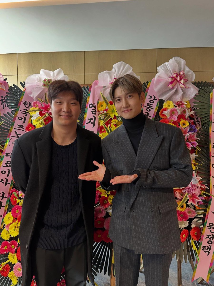 Kkorepo's tweet photo. <トレンドブログ>「#東方神起」#チャンミン が“成功したオタク”に！？…LGホン・チャンギ選手の結婚式に出席してウェディングソングまで
🔗https://t.co/PnSCBq3uur https://t.co/PaubvBXrJk