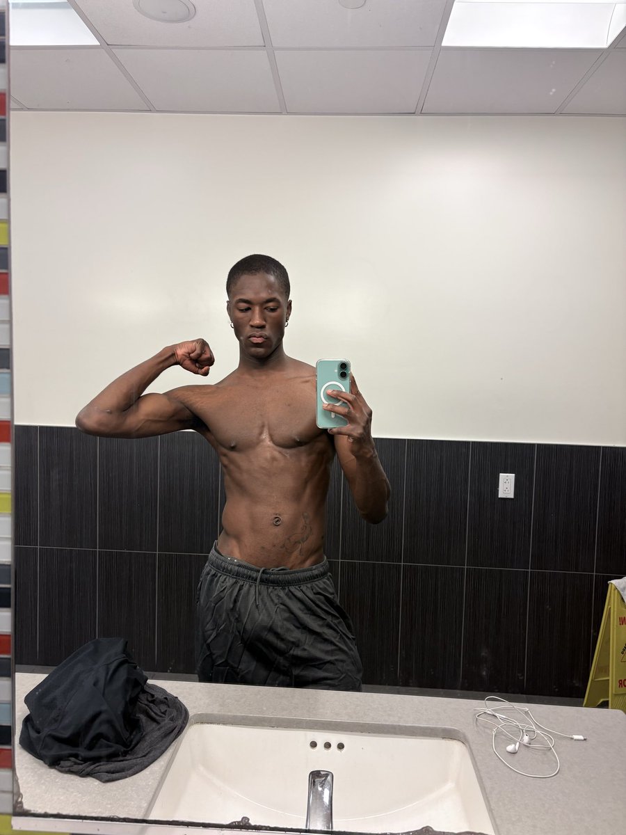 devolvedpunk's tweet image. The lighting kinda sucks in the pure gym bathroom