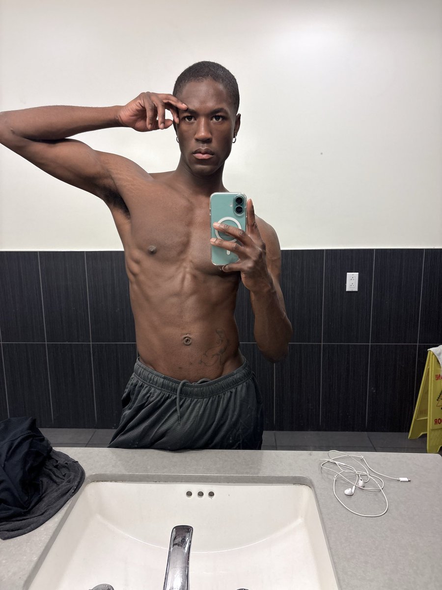 devolvedpunk's tweet image. The lighting kinda sucks in the pure gym bathroom