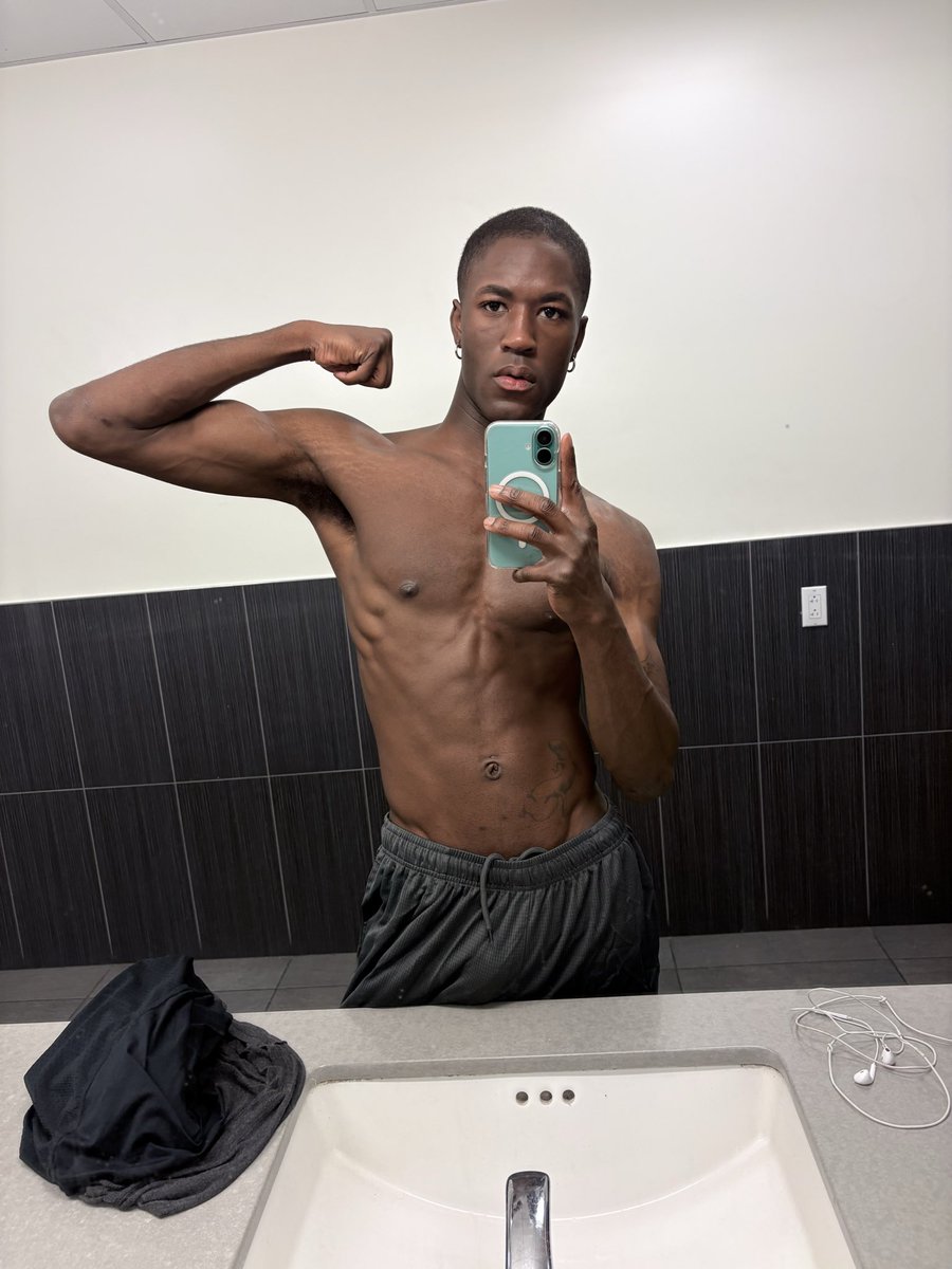 devolvedpunk's tweet image. The lighting kinda sucks in the pure gym bathroom