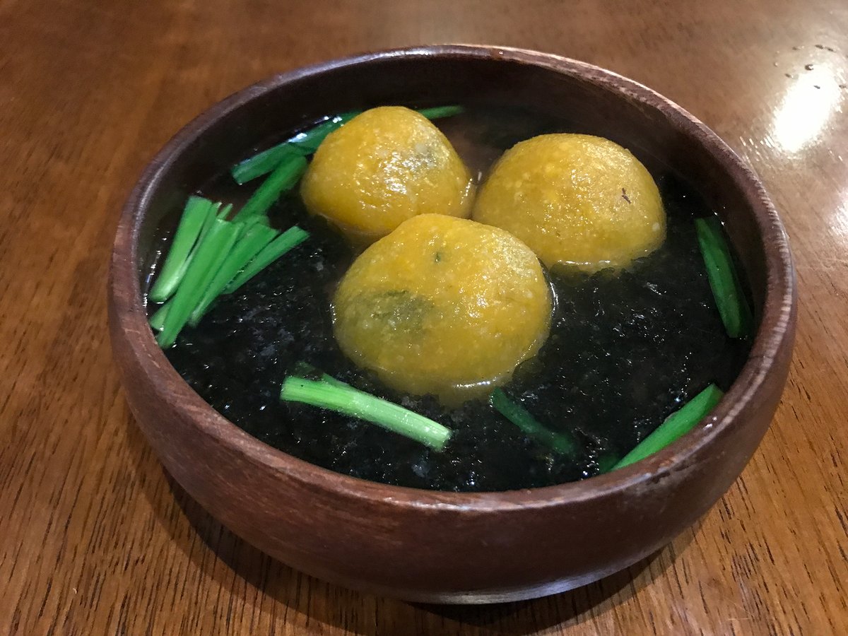 お、遂に出てきた ランチの焼き餃子も豚肉と海苔で焼き小籠包っぽくて