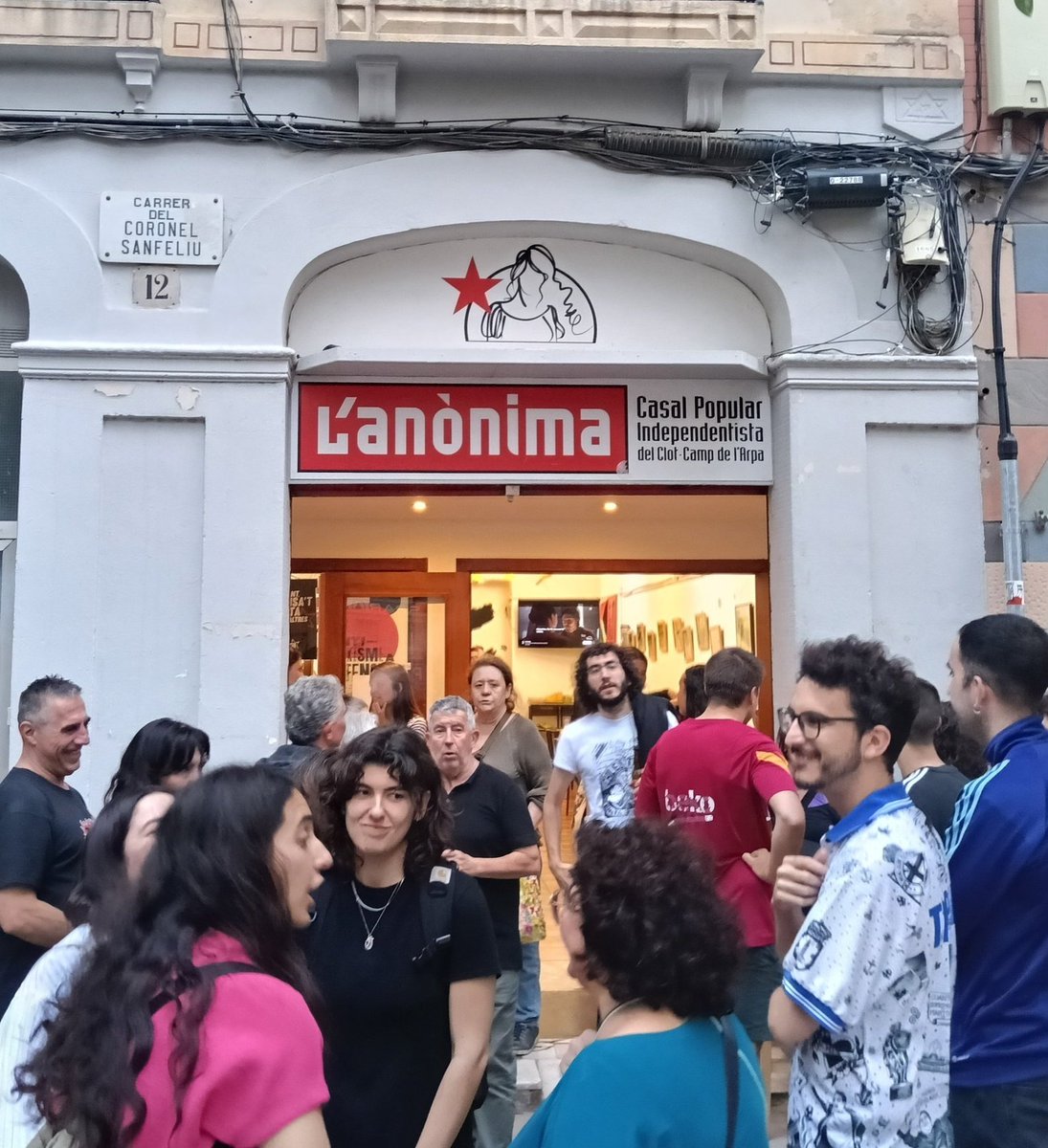 Anonima_Clot's tweet photo. Avui com cada dijous trobareu l'Anònima oberta a partir de les 19 h. Passeu a fer-hi un mos i un beure! 🍻 #FemCasal #FemBarri https://t.co/gAA1jIJTot