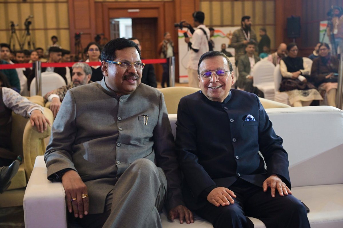 RajendrajDarda's tweet photo. लोकमत संसदीय पुरस्कार (२०२४-२५) भारताचे माजी सरन्यायाधीश न्यायमूर्ती भूषण गवई यांच्या हस्ते नवी दिल्लीत  प्रदान करण्यात आले. काल नव्या महाराष्ट्र सदनात हा भव्य समारंभ आयोजित करण्यात आला. दिग्विजय सिंह (आजीवन योगदान पुरस्कार – राज्यसभा), 
टी. आर. बालू (आजीवन योगदान पुरस्कार – लोकसभा), संजय सिंग (सर्वोत्तम संसदपटू पुरस्कार – राज्यसभा), जगदंबिका पाल (सर्वोत्तम संसदपटू पुरस्कार – लोकसभा), डोला सेन (सर्वोत्तम महिला संसदपटू पुरस्कार – राज्यसभा), संगीता कुमारी सिंग देव (सर्वोत्तम महिला संसदपटू पुरस्कार – लोकसभा), सुधा मूर्ती (सर्वोत्तम नवोदित संसदपटू पुरस्कार – राज्यसभा) आणि इकरा चौधरी (सर्वोत्तम नवोदित संसदपटू पुरस्कार – लोकसभा) या संसद सदस्यांचा गौरव करण्यात आला. अनेक जुन्याजाणत्या आणि तरुण नेत्यांशी यावेळी मी संवाद साधला.  देशाच्या राजधानीत काम करणाऱ्या खासदारांचे व्हिजन काय आहे हे जाणून घेण्याचा प्रयत्न केला. 
केंद्रीय सामाजिक न्याय व सबलीकरण खात्याचे राज्यमंत्री रामदास आठवले, माजी मुख्य निवडणूक आयुक्त एस. वाय. कुरैशी, अहिंसा विश्व भारतीचे संस्थापक आचार्य लोकेश मुनी, ज्युरी मंडळाचे अध्यक्ष व माजी केंद्रीय नागरी विमान वाहतूक मंत्री प्रफुल्ल पटेल, केंद्रीय सहकार आणि नागरी उड्डयन राज्यमंत्री मुरलीधर मोहोळ, ज्युरी मंडळाच्या सदस्या आणि ज्येष्ठ पत्रकार बरखा दत्त, लोकमत मीडिया ग्रुपच्या एडिटोरियल बोर्डाचे चेअरमन व माजी राज्यसभा सदस्य डॉ. विजय दर्डा, मॅनेजिंग डायरेक्टर देवेंद्र दर्डा हे व्यासपीठावर उपस्थित होते. महाराष्ट्रातील अनेक खासदार या कार्यक्रमाला उपस्थित होते. खुमासदार पण विचारपूर्ण भाषणे, राजकीय जुगलबंदी यामुळे कार्यक्रम खूप रंगला. 

@IqraMunawwar_ 
@SmtSudhaMurty 
@digvijaya_28 
@Munilokesh
@praful_patel 
@BDUTT 
@SanjayAzadSln

#LokmatParliamentaryAwards 
#Lokmat #NewDelhi