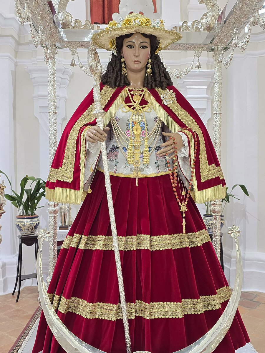 🔴⚪️ Información de interés:

La Santísima Virgen dispuesta para la celebración de la Navidad del Señor.

En las últimas horas ha sido cambiada de ropajes para la fiesta de la Natividad de Cristo y el final del año jubilar de la Esperanza.
