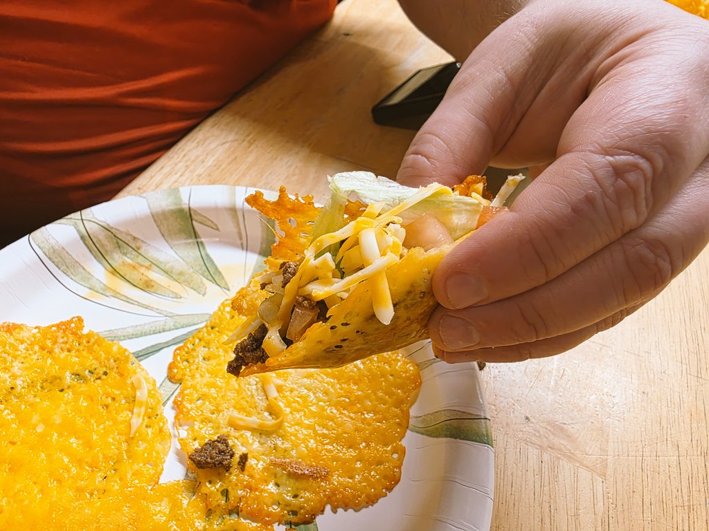 Blue_Eyes's tweet image. ● Crispy Keto Cheese Taco Shells (Zero-Carb "Taco Night")
These are the ultimate zero-carb taco shells — just melted cheese baked crispy. Super easy, tastes amazing, and perfect for filling with ground beef, shrimp, avocado, hot sauce, or cheddar.

Ingredients (makes 4–6 shells)…