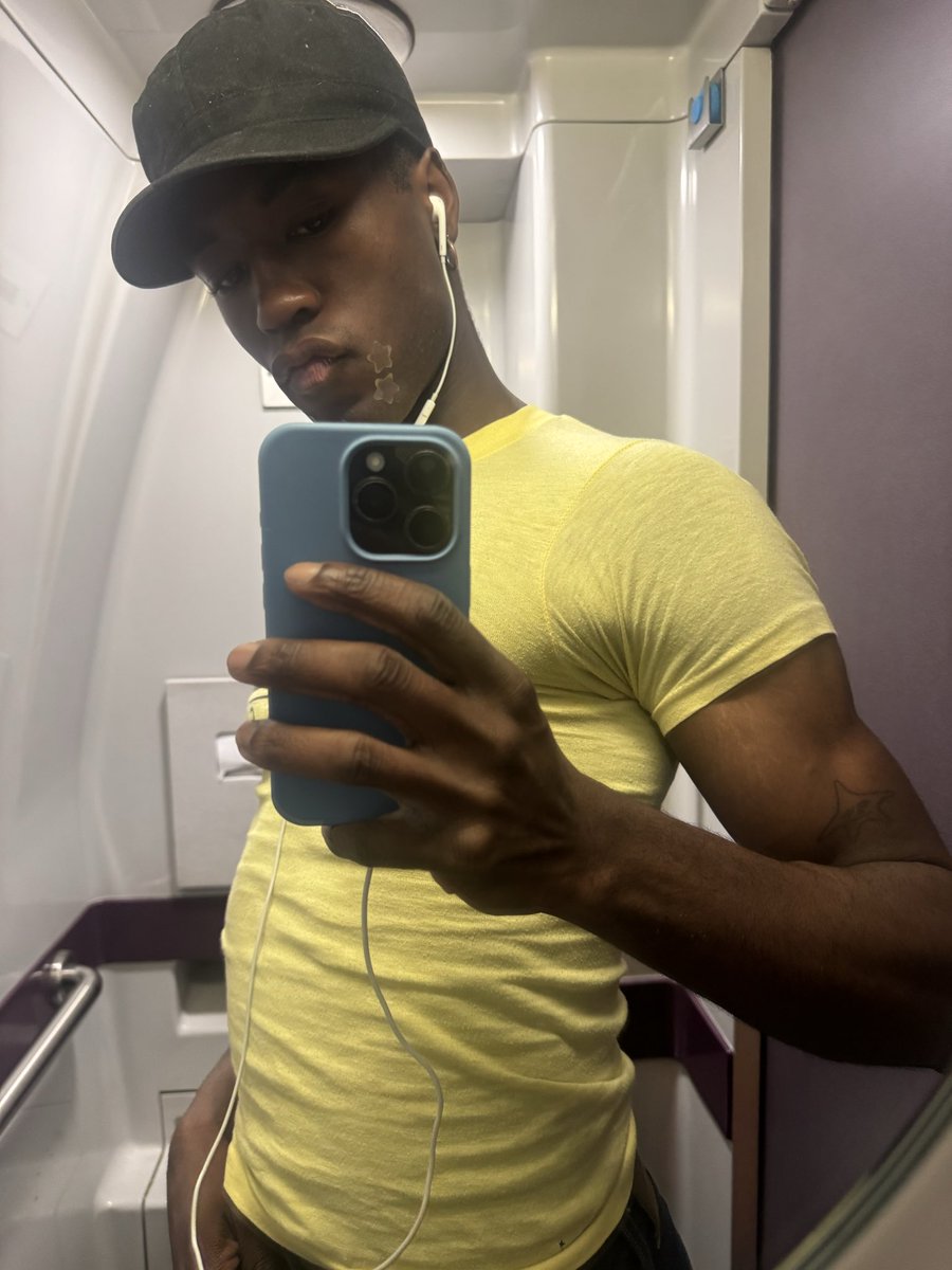 devolvedpunk's tweet image. Lowkey every photo I take is a mirror selfie