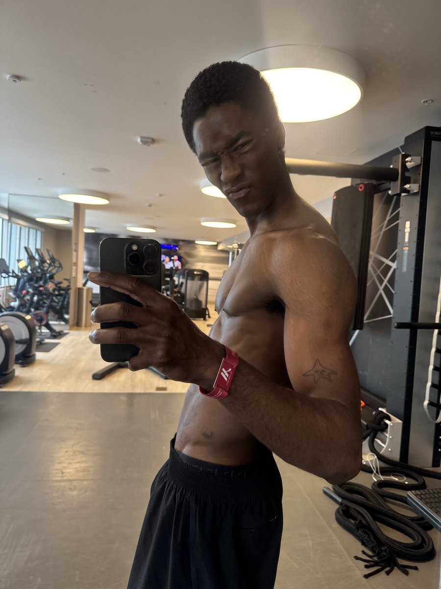 devolvedpunk's tweet image. Lowkey every photo I take is a mirror selfie