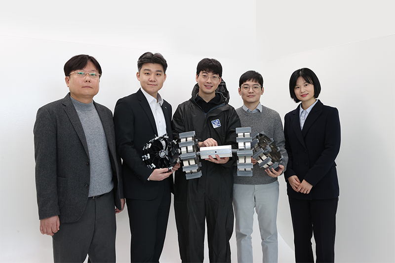 kaistpr's tweet image. 🚀 KAIST–UEL develop an origami-inspired airless wheel for lunar exploration 🌕
The wheel expands (230→500 mm) to help small rovers navigate steep pits and lava tubes.
📄 Science Robotics
#KAIST #LunarExploration #SpaceRobotics