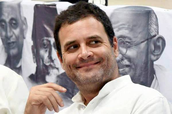 MrMishraSM's tweet photo. आजकल जहाँ और जिस मंच पर देखो... राहुल गांडी "वोट चोरी-वोट चोरी" जपता रहता है.

ऐसे में , ये उत्सुकता होनी स्वाभाविक है कि जब ये बात राहुल समेत अन्य सभी राजनीतिक पार्टियाँ जानती हैं कि किसी भी हालत में वोट चोरी हो ही नहीं सकती है तो फिर सब कुछ जानते-समझते हुए भी राहुल "वोट चोरी-वोट चोरी" का जाप क्यों करते रहता है ?

तो, गहराई से सोचने पर ये स्पष्ट हो जाता है कि वोट चोरी का जाप कोई पप्पूगिरी नहीं बल्कि खान्ग्रेस और राहुल के जीवित रहने का मंत्र है.

इसे ठीक से समझने के लिए हमें वोटों का कैल्कुलेशन समझना होगा।  मोदी और शाह के नेतृत्व में जब से भाजपा ने हिंन्दुओ का पक्ष लेकर उग्र हिंदुत्व की राजनीति शुरू की है तब से अधिकांश हिन्दू वोट भाजपा को मिल रहे हैं.

ऐसे में....
खान्ग्रेस के लिए सिर्फ मुसरिम और सेक्युलर वोट ही बचते हैं. लेकिन, इसमें भी एक बड़ा झोल ये है कि मुसरिम और सेक्युलर वोटों के लिए सिर्फ खान्ग्रेस ही दावेदार नहीं है बल्कि इस दौड़ में खान्ग्रेस के अलावा सपा, बसपा, आप, राजद, CPM और टीएमसी आदि पार्टियाँ भी है.

और, मुसरिम वोटों के बारे में ये स्पष्ट है कि मुसरिम, वोट किसी एक पार्टी को वोट नहीं करते हैं बल्कि वे उस खास पार्टी को वोट करते हैं जो भाजपा को हरा सके.

जैसे कि, भाजपा को हराने के लिए जहाँ मुसरिम बिहार में राजद को वोट करते हैं, वहीं, वे बंगाल में राजद को नहीं बल्कि टीएमसी को वोट करते हैं क्योंकि बंगाल में भाजपा को हराने के लिए राजद नहीं बल्कि टीएमसी सक्षम है.

उसी तरह... उत्तर प्रदेश में वे न तो राजद को वोट करते हैं, न टीएमसी को... बल्कि, उत्तर प्रदेश में वे सपा को वोट करते हैं.

इस तरह... उनके इस वोटिंग पैटर्न से स्पष्ट है कि वे किसी खास पार्टी को वोट नहीं करते हैं बल्कि वे राज्यवार उन पार्टियों को वोट करते हैं, जो भाजपा को हरा सकें.

लेकिन, लोकसभा चुनाव में उनके वोट का पैटर्न थोड़ा अलग होता है क्योंकि वे जानते हैं कि कोई लोकल पार्टी केंद्र में अकेले दम पर सरकार नहीं बना सकती। इसीलिए, लोकसभा चुनाव में वे खान्ग्रेस को एकमुश्त वोट करते हैं.

ऐसे में लगातार हारते चुनाव के बाद राहुल की ये मजबूरी है कि वे अपने "कोर वोटरों" यथा सेक्युलर और मुसरिमों को ये विश्वास दिलाते रहें कि वे तो "जीत ही जाते" अगर भाजपा ने ये "वोट चोरी" नहीं की होती.

क्योंकि, अगर वे इस बात को स्वीकार कर लेंगे कि वोटिंग तो सही है, वे ही नहीं जीत पा रहे हैं..! तो, ऐसी स्थिति में उसके ये मुसरिम और सेक्युलर वोट दूसरी पार्टियों में शिफ्ट कर जाएँगे जो जीत सकती है.

इसके अलावा पार्टी के अंदर भी विद्रोह होने की संभावना बलवती हो जाएगी कि जब पपुआ जीत नहीं पाता है तो इसको हटा कर किसी जिताऊ नेता को लाओ.

इसीलिए, ऐसी स्थिति में उन दोनों माँ बेटों के लिए स्थिति बेहद विकट हो जाएगी कि अब आख़िर करें तो क्या करें.

इसीलिए, सबकुछ जानते समझते हुए भी वोट चोरी की पीपीड़ी बजाना उनकी मजबूरी है क्योंकि ये उनके अस्तित्व की लड़ाई है.

लेकिन, इन सबके बीच एक सबसे बड़ा सवाल है कि जब ये बात सभी राजनीतिक पार्टियों को मालूम है कि वोट चोरी हो हो नहीं सकती है तो क्या कटेशरों को ये बात मालूम नहीं होगी ???

तो, इस बारे में एक छोटी सी कहानी है कि एक बार गांव के दो लोग शोले फ़िल्म देखने हॉल में गए.

वहाँ जब बसंती अपनी घोड़ी को कहती है कि भाग धन्नो.. आज मेरी इज्जत का सवाल है तो घोड़ी तेजी से भागने लगती है.

ये देखकर पहला आदमी कहता है कि चल यार.. अब यहाँ बैठना खतरनाक है काहे कि अगर घोड़वा हमलोग पर चढ़ गया तो सिनेमा महंगा पड़ जायेगा.
इस पर पहले ने उसे समझाते हुए कहा कि.. अरे यार, ये सिनेमा है, इसमें घोड़वा पर्दे से बाहर कैसे आ जायेगा ?

जिस पर दूसरे ने बहुत ही समझदारी से जबाब दिया कि... अरे यार, ये हमको मालूम है कि ई सिनेमा है.
तुमको मालूम है कि ई सिनेमा है.
"लेकिन, घोड़वा को थोड़े न मालूम है."

तो, उसी सिनेमा के तर्ज पर अपने राहुल भैया की भी यही मान्यता है कि... अरे, ये हमको मालूम है कि वोट चोरी नहीं हो सकती.

ये चुनाव आयोग और भाजपा को मालूम है कि वोट चोरी नहीं हो सकती. लेकिन, मेरा मूत्रपान करने वाले चमचों और पंचर बनाने वाले कटेशरों को थोड़े न मालूम है कि वोट चोरी नहीं हो सकती.

यही कारण है कि वे बेचारा हर प्लेटफॉर्म पर वोट चोरी की पीपीड़ी बजाता रहता है.

जय महाकाल...!!!