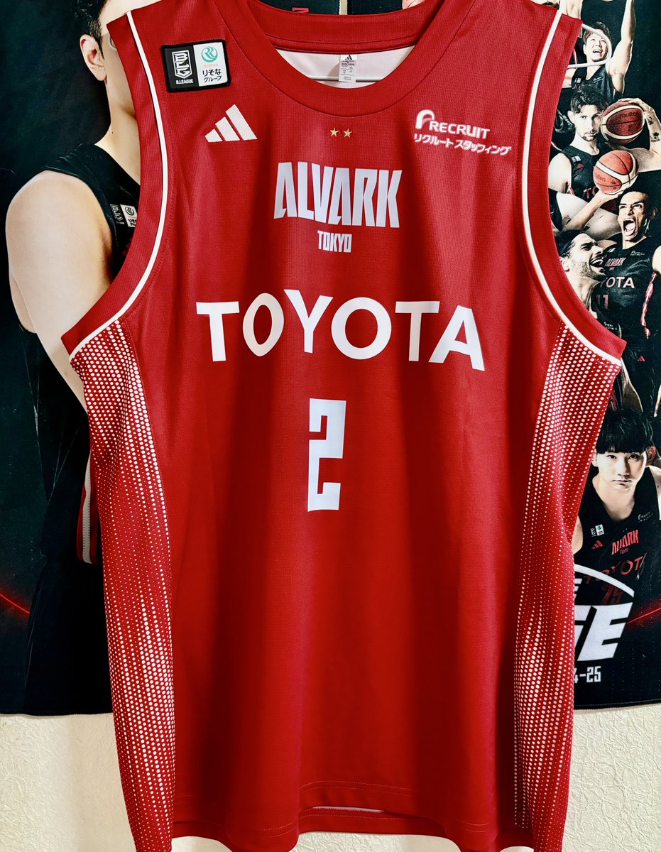 赤ユニ可愛すぎるんだが😍 白ラインがきいてて触り心地もめちゃよき