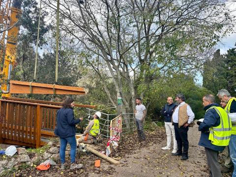 Nuestro vicepresidente y consejero de Medio Ambiente, <a href="/BestardPedro/">Pedro Bestard Martínez</a>, asistió ayer a la instalación de la nueva pasarela del puente del Pas d’en Barqueta en Pollença, que culmina el proyecto de rehabilitación integral que mejora el paso de un tramo de la Ruta de Pedra en Sec.