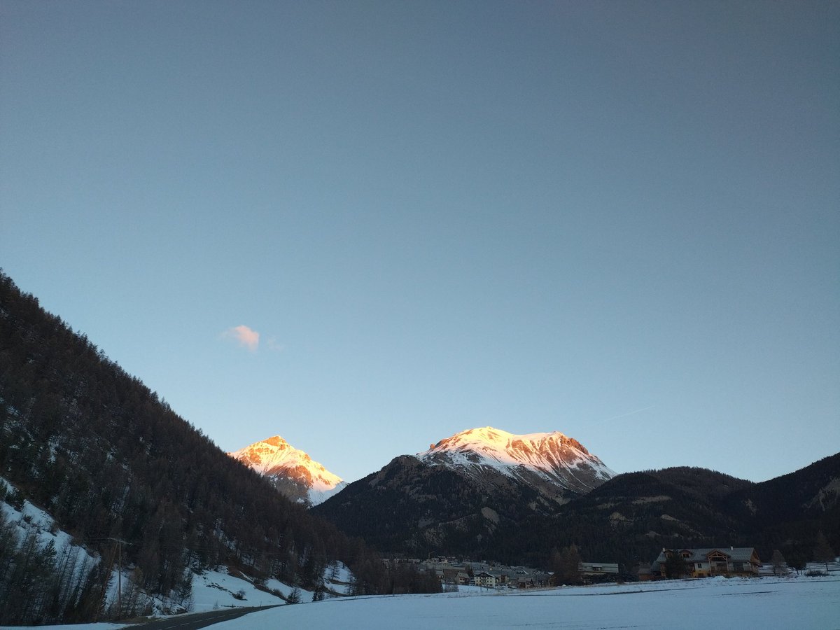 Premières cimes ensoleillées🌄

#Arvieux
#Queyras