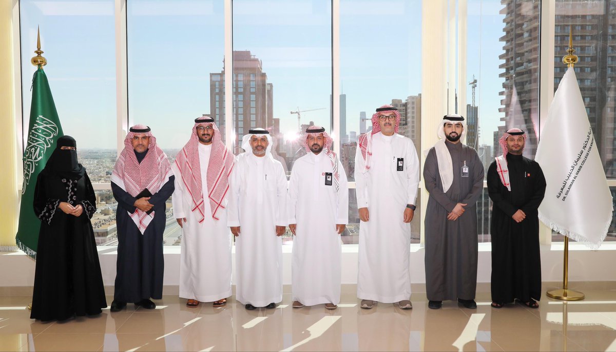 #تغطية
سعادة عميد #كلية_الدكتور_سليمان_الحبيب_للمعرفة، وبحضور نائب الرئيس للأعمال التقنية بمجموعة د. سليمان الحبيب الطبية، يستقبل وفدًا من وزارة الموارد البشرية والتنمية الاجتماعية،وجرى خلال اللقاء مناقشة سبل التعاون في المجالات الأكاديمية والمسؤولية الإجتماعية.