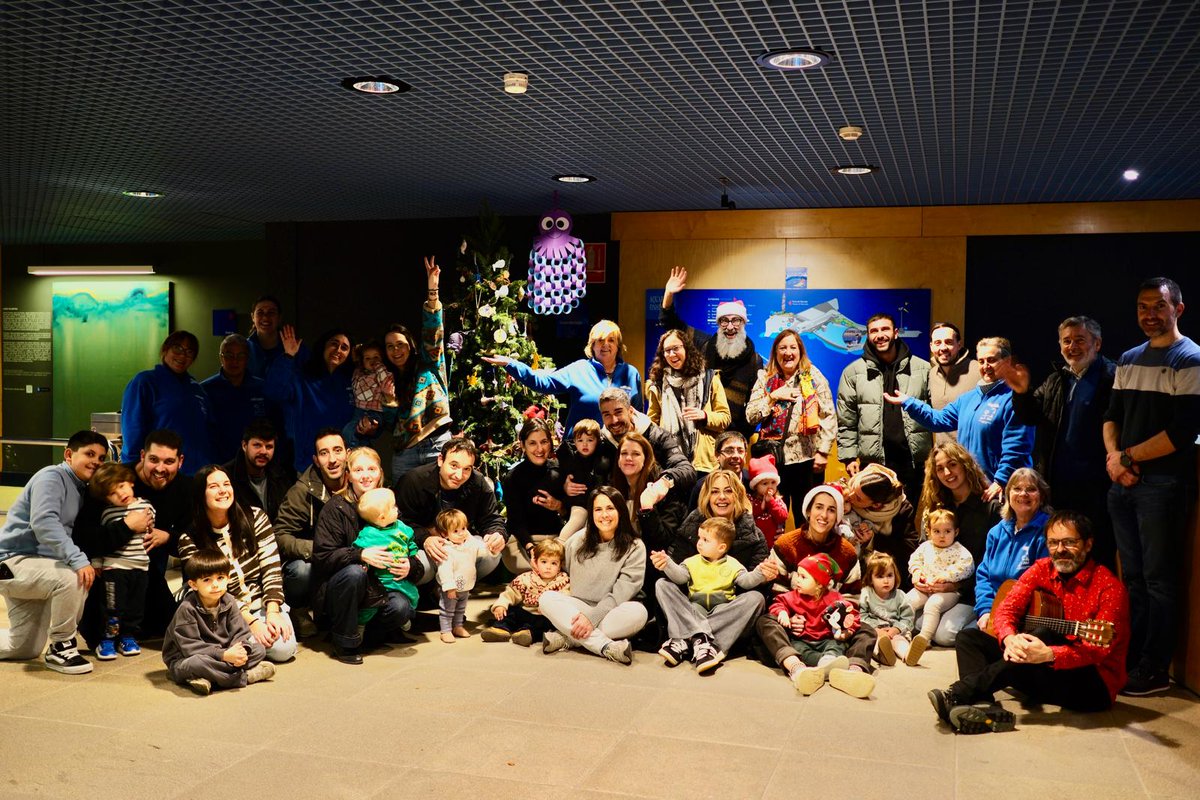 mc2coruna's tweet photo. Que marabilla de adornos trouxéronnos os nenos e nenas da E.I.M. de Monte Alto da Coruña para decorar a árbore de Nadal do Aquarium Finisterrae. Peixes, medusas, cabaliños de mar... adornos inspirados no mar que elaboraron coas súas profesoras e familias🎄

Moitas grazas!! 💚💚 https://t.co/0svHfb2amc