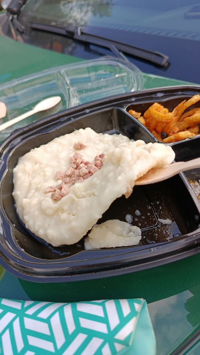 orriolsderipoll's tweet image. Els agents rurals que combaten l'expansió de la pesta porcina, fent jornals de 12 hores, veuen recompensat el seu esforç diari amb aquest "dinar".

La Generalitat paga, atenció,  20 euros a la Creu Roja per cada safata d'aquestes.

Diria que algú ha de dimitir.

#SalvemCatalunya