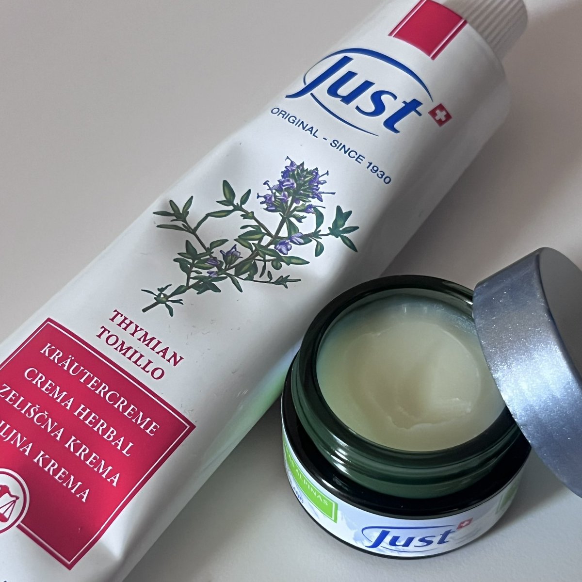 나 진짜 성골비염인(엄마도비염, 후천적요인아니고타고남, 뭘해도못고쳤음)인데 유스트 미쳤음 이 건조한 계절에 코 안에 피딱지조차 안 난 거 뢰알 처음임… 식염수로 비강 세척 한 번 하고 알프스 허브밤 면봉으로 걷어내서 코 점막에 도포한 뒤 코 밑에 백리향 크림 조금 바르면 숨이 쉬어짐