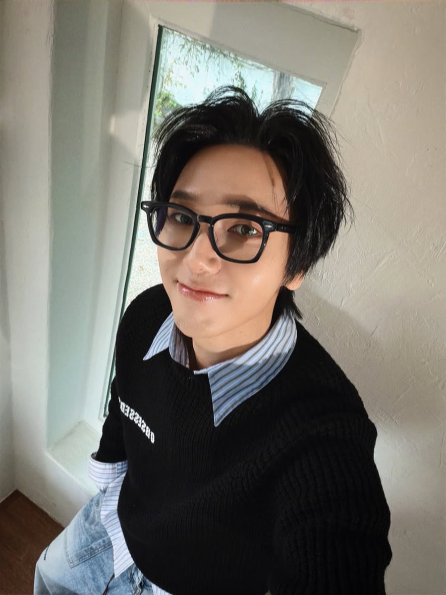 yesungiedf's tweet image. Someone’s lying on the internet cause wdym he's a 41 year old??!!!