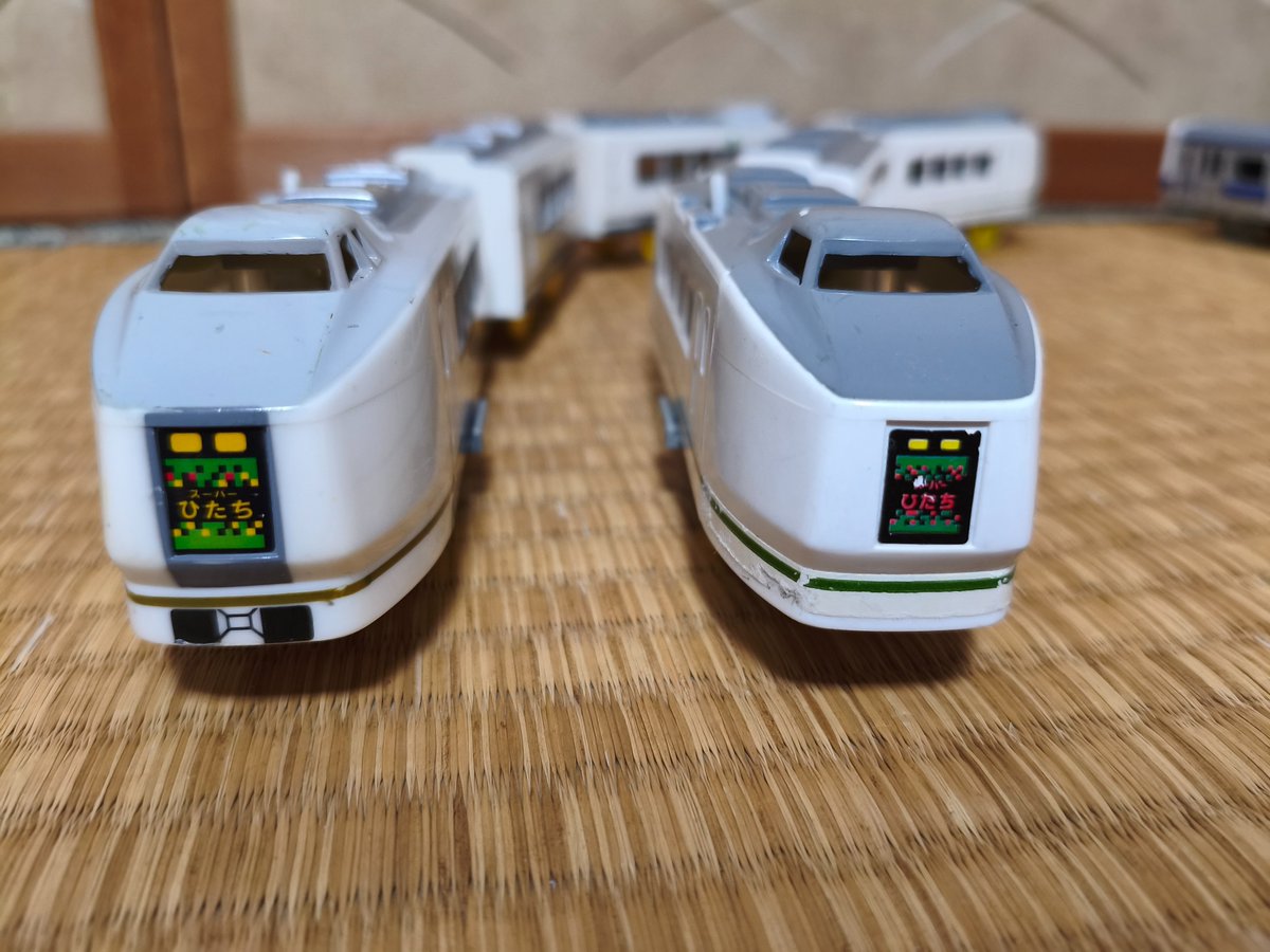 同じ金型でも塗装とかシールが変わるとここまで化けますよの例