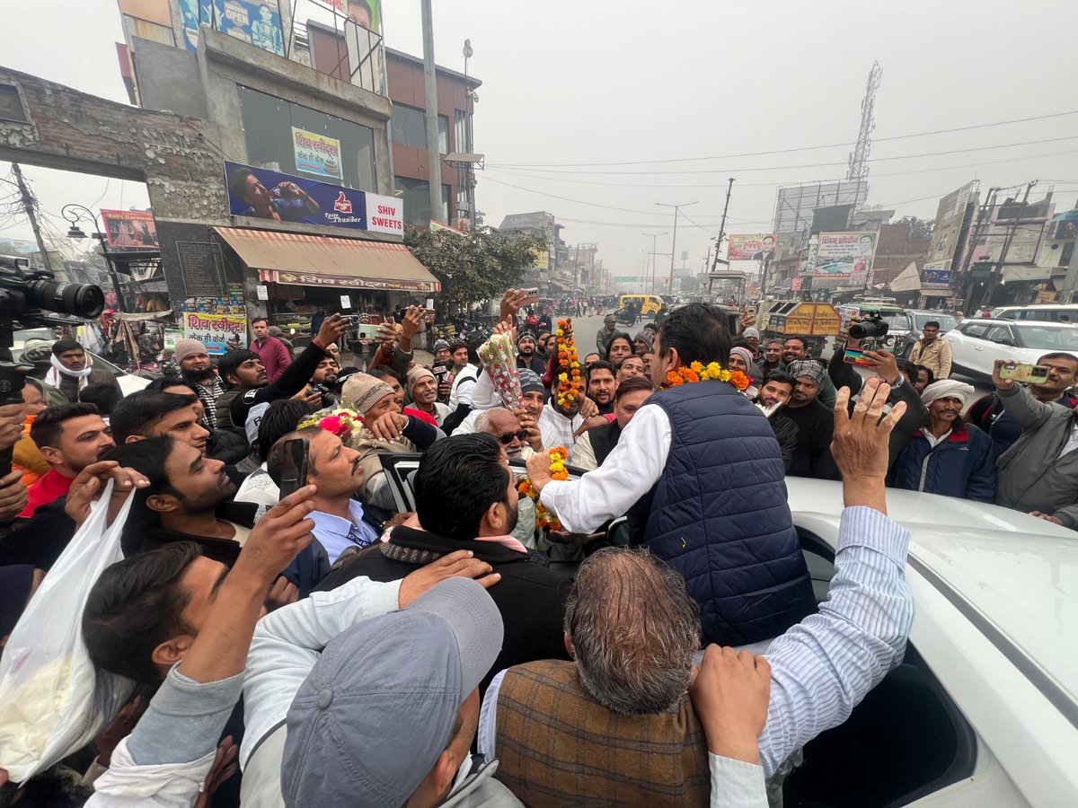 डीएवी इंटर कॉलेज, #बागपत में चौधरी अजीत सिंह पुस्तकालय के उद्घाटन कार्यक्रम में जाने के दौरान बागपत के वंदना चौक पर केन्द्रीय मंत्री सह राष्ट्रीय अध्यक्ष चौधरी जयन्त सिंह जी का स्वागत किया गया। चौधरी अजीत सिंह जी की स्मृति में पुस्तकालय के उद्घाटन से क्षेत्र की जनता में उत्साह