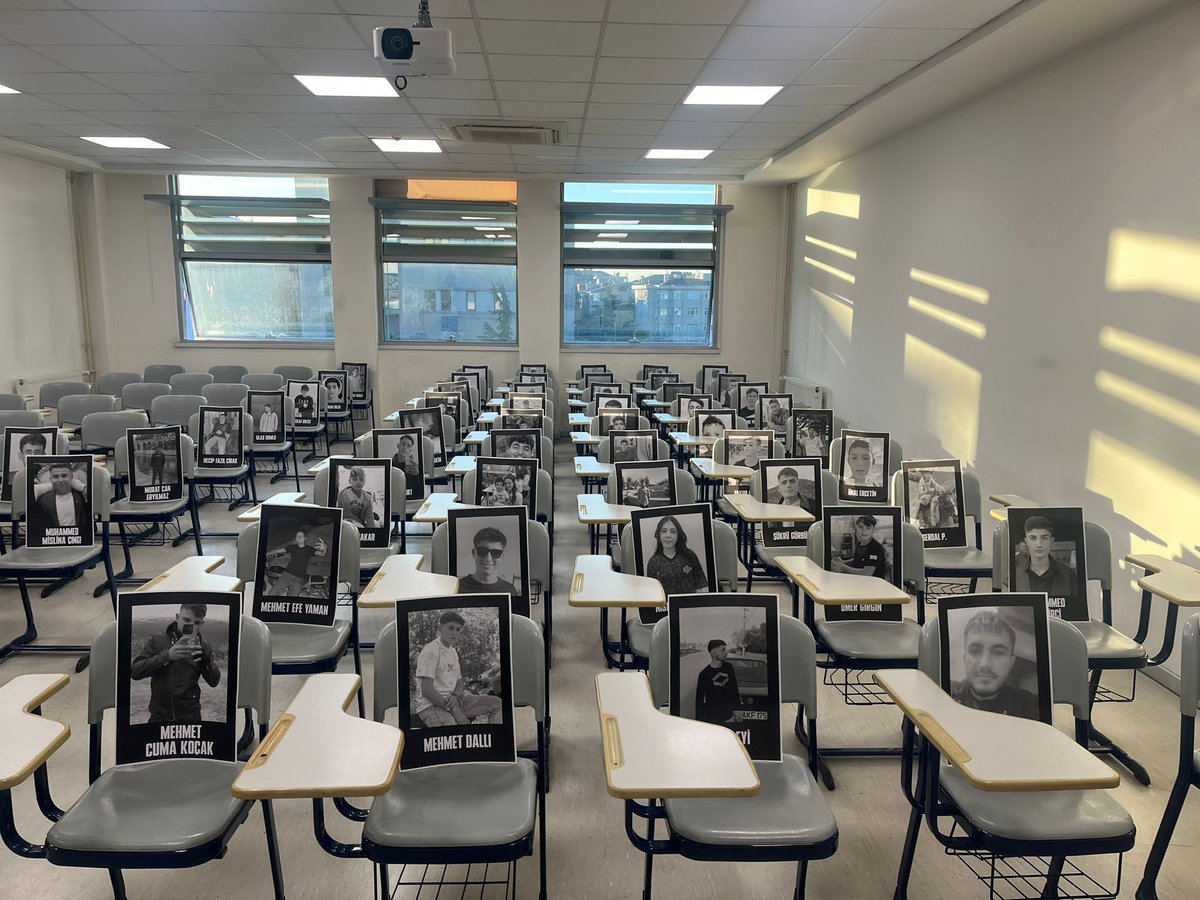 firatfstk's tweet image. tip'li öğrenciler boğaziçi üniversitesi'nde bir sınıfı, çalışırken hayatını kaybeden gençlerin fotoğraflarıyla doldurmuş.
mesem felaketini böyle düşünün.
bir sınıf dolusu çocuk..