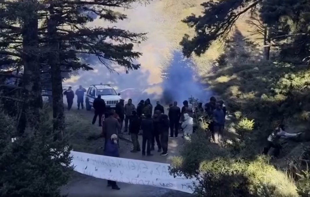 Epicrotus's tweet image. Σεβασμός κ σε όσους στήνουν μπλόκα όχι για λεφτά κ προνόμια αλλά για να προστατεύσουν τον τόπο τους.
Οι κάτοικοι του Κοσμά Αρκαδίας κ των γύρω περιοχών εμποδίζουν τα μηχανήματα που στέλνουν οι #Απληστοι_Ψυχοπαθεις για να καταστρέψουν το βουνό του Πάρνωνα με #Ελικοφορα_Εκτρωματα