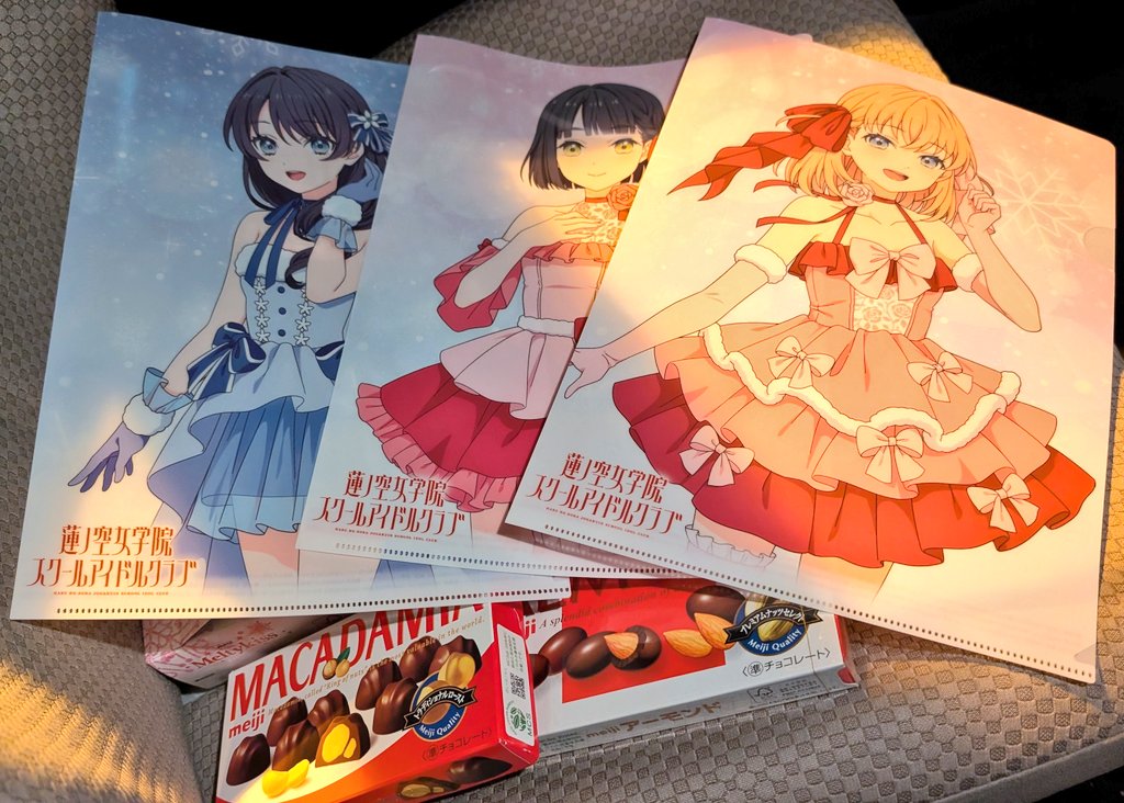 自宅近くのセブンに来たらクリアファイルは全種類あるしアーモンドも