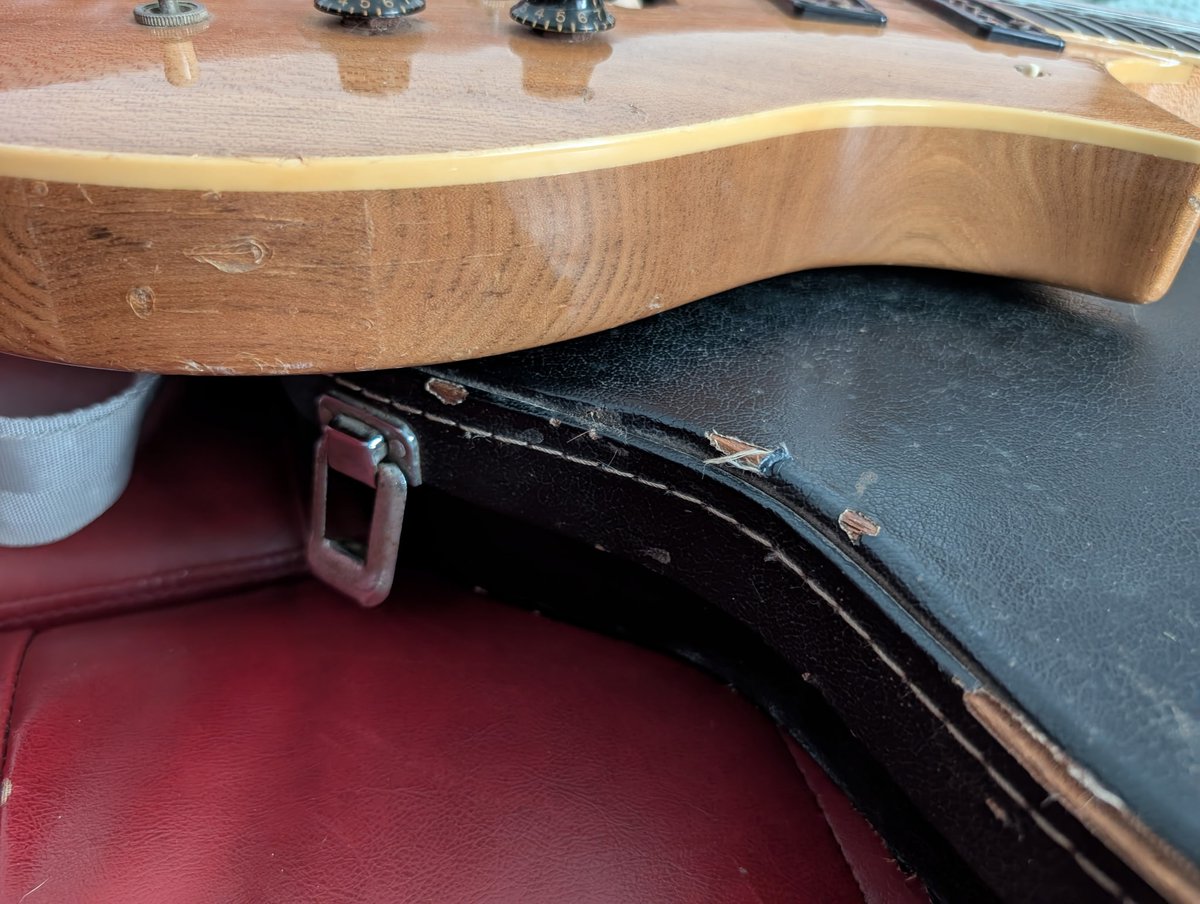 SchildChris's tweet photo. 14/14_2 Two more pictures of the Yamaha "SX-125 Custom" (Serial No. : 38073) with stop-tailpiece that Tommy Bolin received from Yamaha on Dec-8-1975. This is the one he took back home in the US, while the second one was left at Yamaha's. https://t.co/fp43zNFNm5