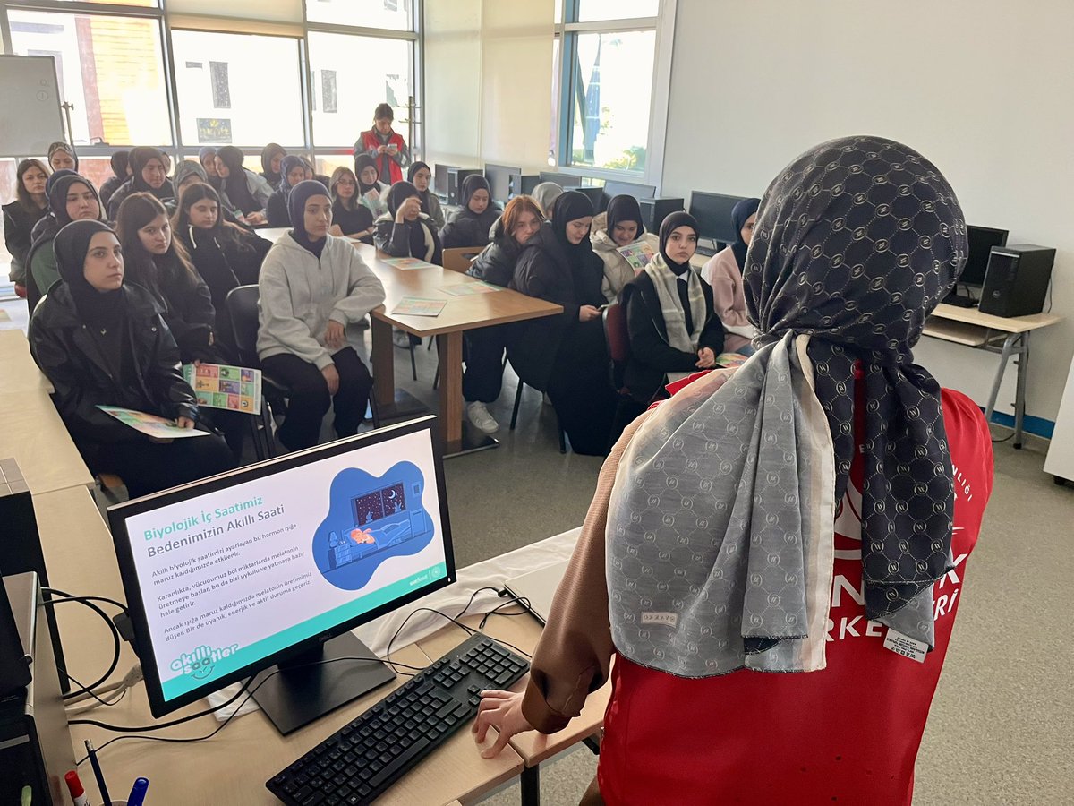 “Akıllı Saatler Öğrenci Gelişim KSS Projesi” kapsamında,Atakum GM işbirliği ile zaman yönetimi ve bedensel saat konularıyla öğrencilerin günlük rutinlerini daha verimli planlamaları, içsel biyolojik saatlerini tanımaları adına keyifli bir çalışma gerçekleştirdik. ⏰ 
#19MayısGM