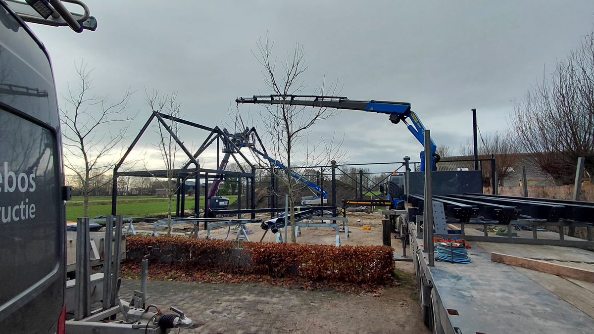 Mooi hé! Deze #staalconstructie van 10 meter x 20 meter in #Vinkenbuurt monteren we met onze eigen #autolaadkraan. We zoeken nog een #monteur/chauffeur. Zie riezebos-constr.nl/vacatures/#vac… #staalbouw