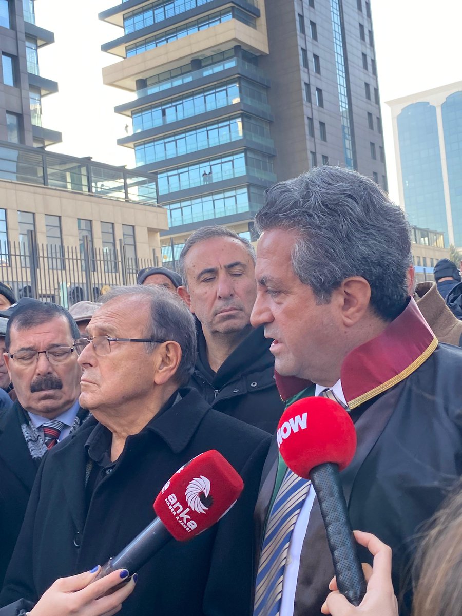 SEYYANEN ZAM DAVASININ DURUŞMASI BUGÜN ANKARA 9. İDARE MAHKEMESİ’NDE YAPILDI.
-Duruşma gayet güzel geçti. Memur ve emekli arasında ayrım yapılmasının anayasaya aykırı olduğuna dair somut delillerimizi ve hukuki savunmamızı avukat olarak ben yaptım. Üstat Seyfettin ÇİLESİZ ise