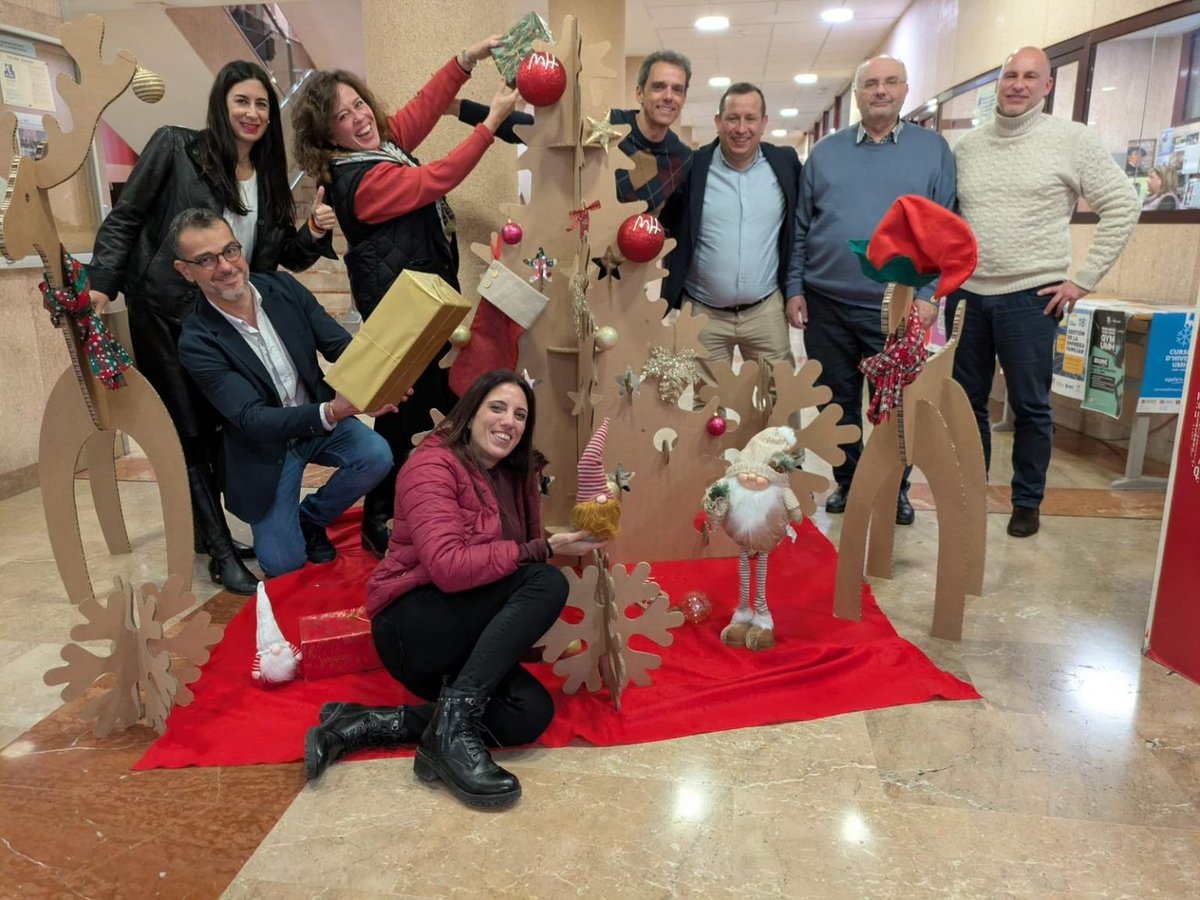 🍴😋🎄𝙏𝙍𝘼𝘿𝙄𝘾𝙄𝙊𝙉𝘼𝙇 𝘼𝙇𝙈𝙐𝙀𝙍𝙕𝙊 𝘿𝙀 𝙉𝘼𝙑𝙄𝘿𝘼𝘿 𝙀𝙉 𝙇𝘼 𝙁𝘼𝘾𝙐𝙇𝙏𝘼𝘿

Momento entrañable con la delegación de Alumnado, Profesorado, Personal de Administración y Servicios, Biblioteca, Conserjería y Limpieza del centro. 

¡Feliz Navidad a todos!