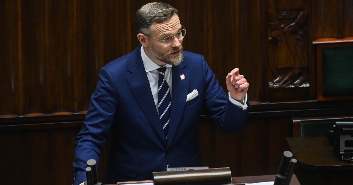 O TYM, JAK BOGUCKI ZNALAZŁ SZYBKĄ DROGĘ DO PAŁACU

Dzięki <a href="/ewa_szczesniak/">Ewa T-S #Trzaskowski2025</a> za cynk. <a href="/ZagrobelnyMarek/">Marek Zagrobelny🇳🇴</a> w poście: x.com/ZagrobelnyMare… zwrócił uwagę na możliwą ścieżkę szybkiej kariery Zbigniewa Boguckiego 
(poseł → wojewoda → dziś szef KPRP), 
dziś chętnie rzucającego z mównicy