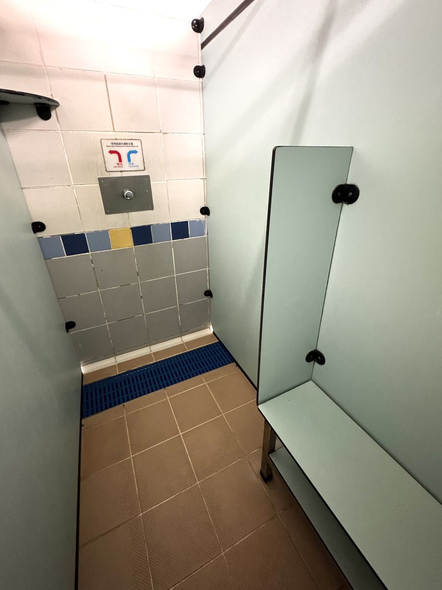 第一次黎呢個場游水，沖涼格夠大，企3-4個人沖都應該夠位。不過全場都係阿伯為主，到我走果時有個黑色三角泳褲男人去細果邊更衣室，但到我跟過去時，消失左唔知去左邊，勁奇怪…