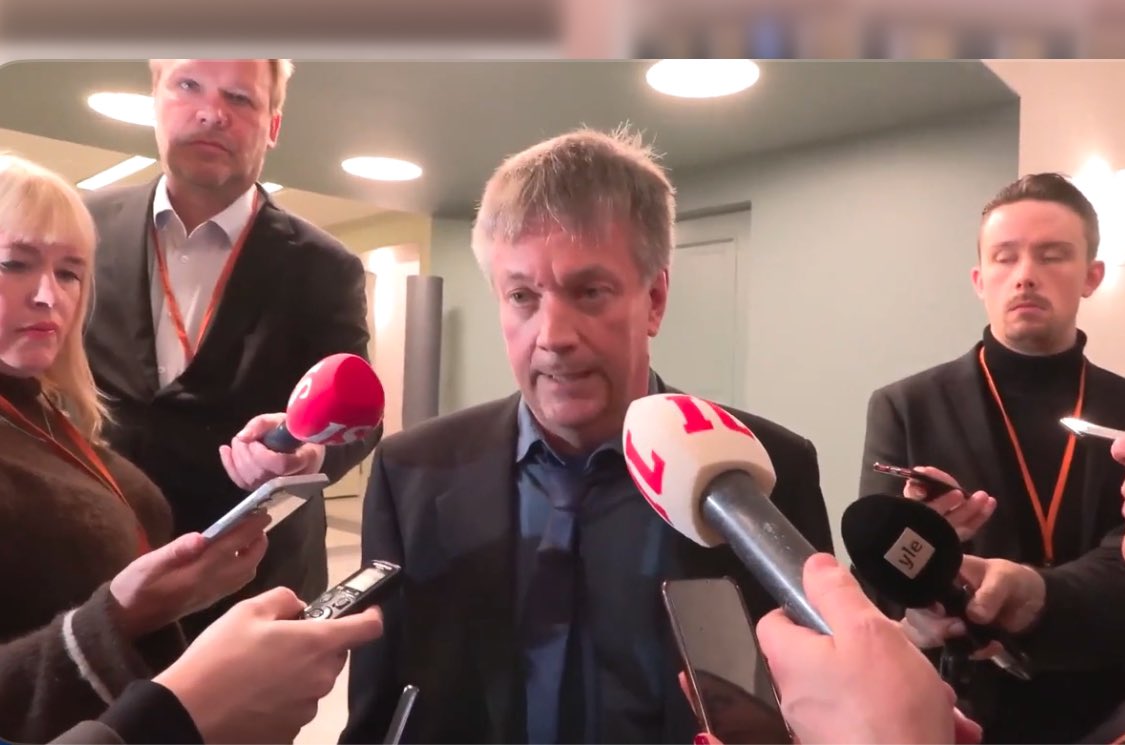 Teemu Keskisarja lataa silmienvenyttely-
kohusta: aikalaishulluuden huipennus.
Suomettumisen uusi ennätys. Älyllistä
epärehellisyyttä. Vaatiko media Kiinalta
vuosi sitten julkista anteeksipyyntöä, kun
sen alus rikkoi kallisarvoiset kaapelille?

Teemu, my man! 👍😁👍