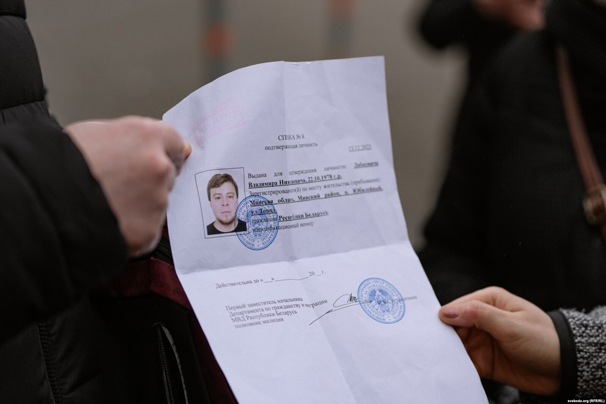 Такую же справку выдали и мне после освобождения и выдворения из Беларуси. Это вместо паспорта. Справки об освобождении тоже нет. Из 123 человек, которых освободили на днях, паспорта не отдали двадцати самым известным.

Мелкие гадости, чтобы сделать первое время нахождения в