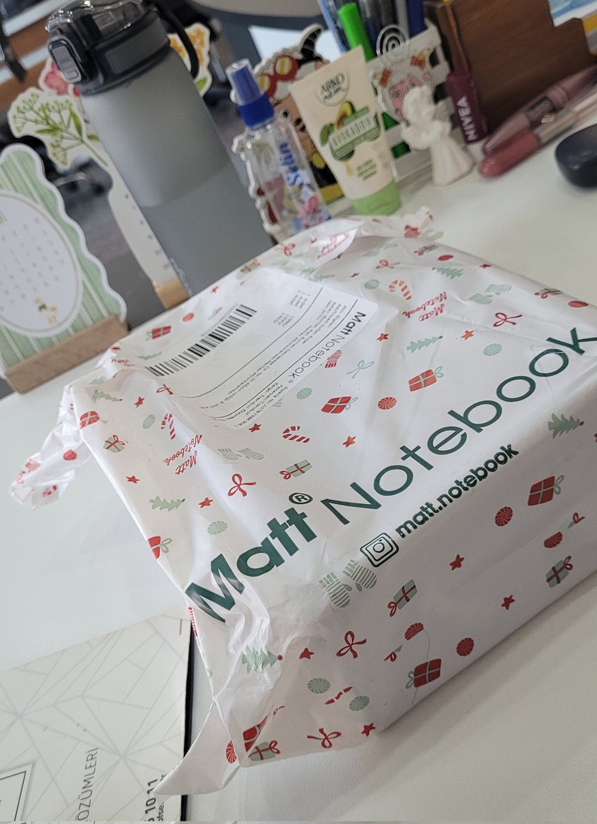 yikikbishu's tweet photo. Sabahtan beri şu kargoyu bekliyorum bir de içine bir sürü hediye koymuşlar ölene kadar defter kalem kitap kadını olucam galiba https://t.co/DMFuF776Vp