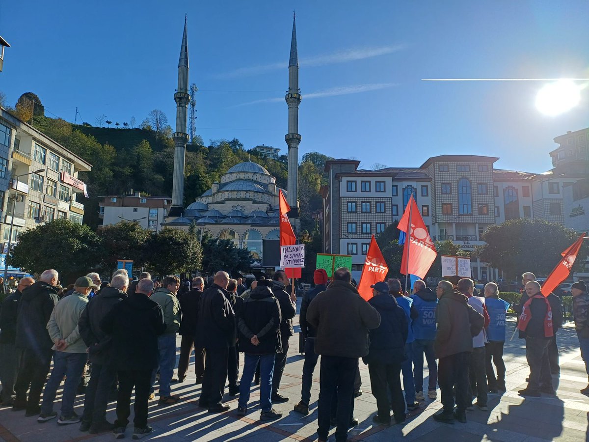 Bugün Rize Pazar Sokaklarındayız!

⭐İnsanca yaşam, insanca düzen! 

Milyonları yoksulluğa mahkum ettikleri bu saltanat bitecek, emeklilere insanca yaşam için omuz omuza yürüyoruz