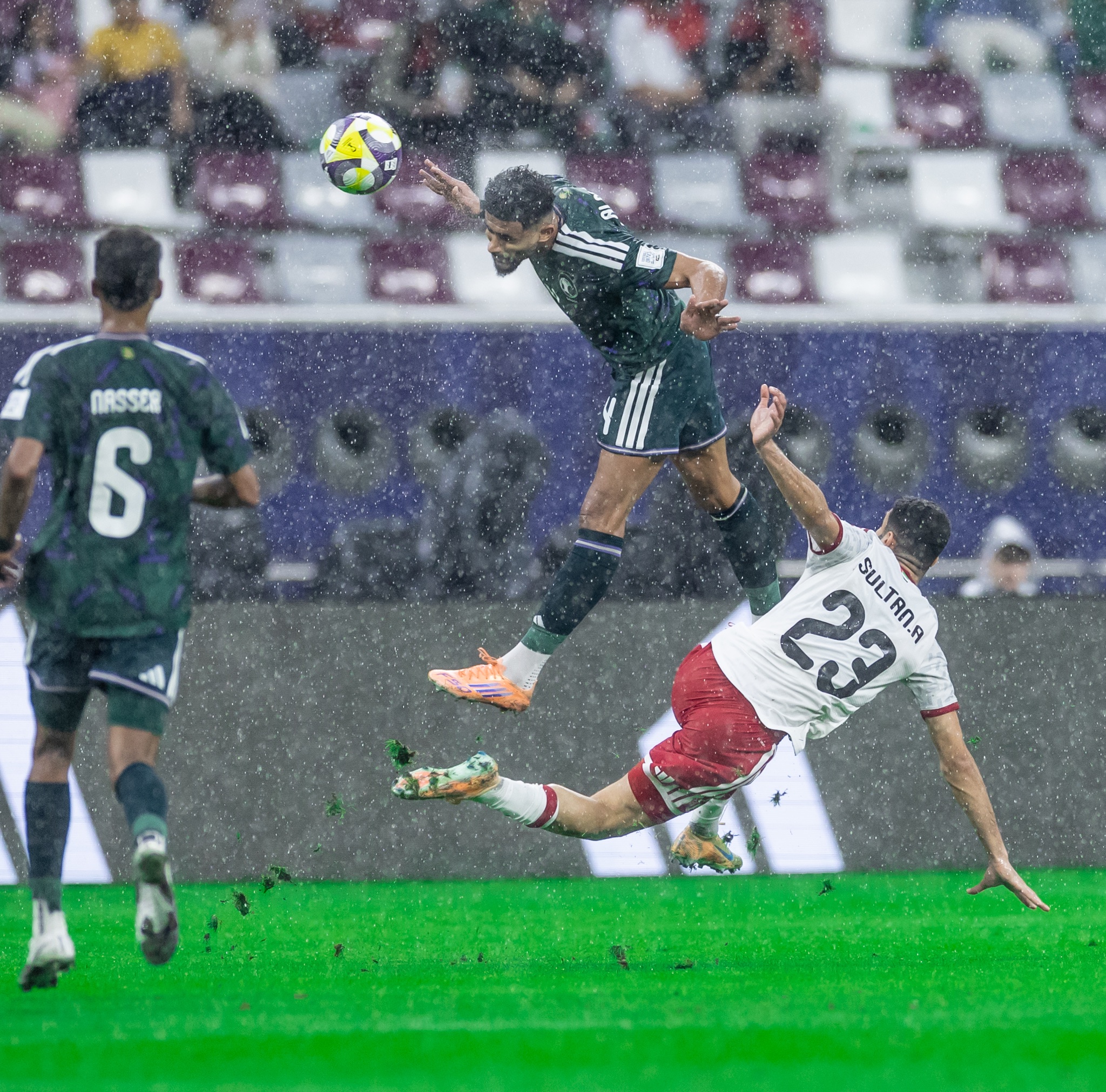 البلاد | معاك يالأخضر بقرار من الحكم، تأخر انطلاق الشوط الثاني بين المنتخبين السعودي والإماراتي بسبب غزارة الأمطار. السعودية 0 0 الإمارات صحيفة البلاد | المنتخب السعودي | كأس العرب | | السعودية الإمارات | 