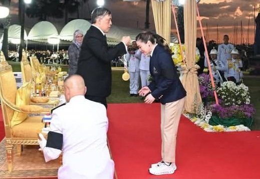 Travelista9's tweet photo. “ในหลวง” พระราชทานเหรียญรางวัลการแข่งขันกีฬาเรือใบ ประเภทเรือคีลโบ๊ท SSL 47
โดยสมเด็จพระราชินีพร้อมทีมเรือใบไทยทรงชนะเลิศคว้าเหรียญทอง
ท่ามกลางความปิติของชาวไทย https://t.co/KguFpDMw3d