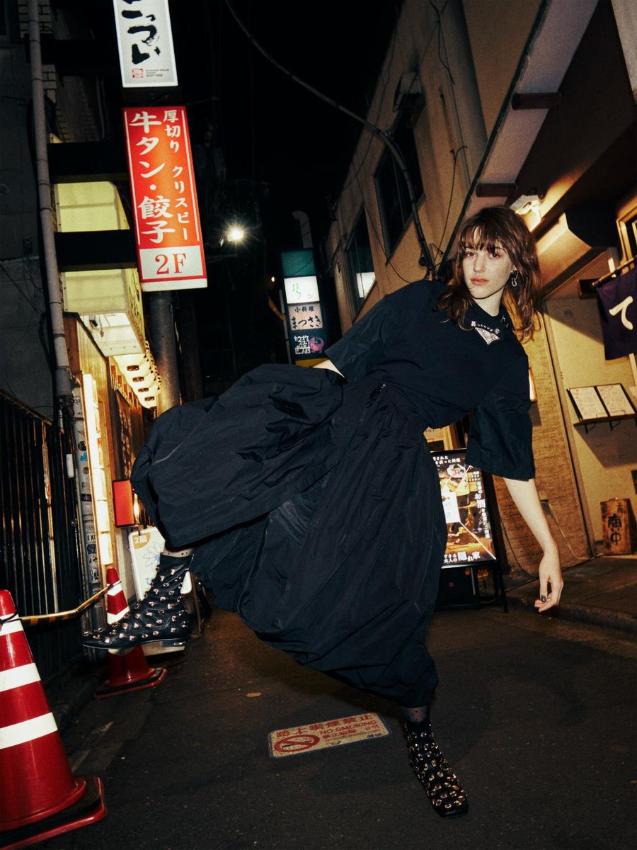 『PHENIX × TOGA』

宮下貴裕氏「PHENIX by TKMT」に加え、新たに
「PHENIX by TOGA」2026年春夏限定コラボコレクションを12月18日発売

フェニックスが蓄積してきた機能開発の知見とトーガが取り組んできた構造的なデザインを掛け合わせ、アウトドアウェアに由来する発想を都市環境向けに再構成