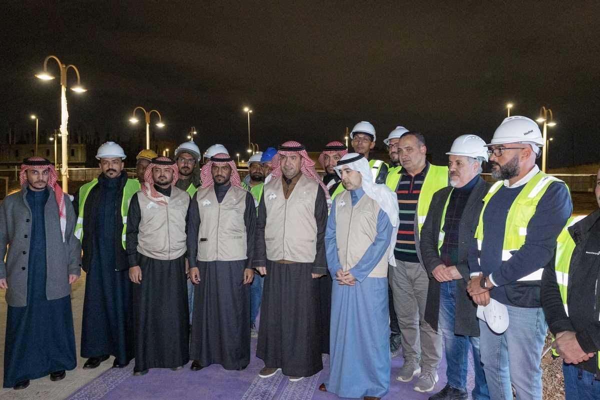 تفقد معالي وزير البلديات والإسكان الأستاذ <a href="/majedhogail/">ماجد الحقيل</a>  جولته يرافقه أمين منطقة الحدود الشمالية المهندس هشام العوفي سير أعمال تنفيذ حديقة غصون #عرعر التي تعد من الحدائق المهمة بالمنطقة لرفع جودة الحياة حيث تقام على مساحة 70 ألف متر مربع بتكلفة تقارب 21 مليون ريال ويتوقع الانتهاء