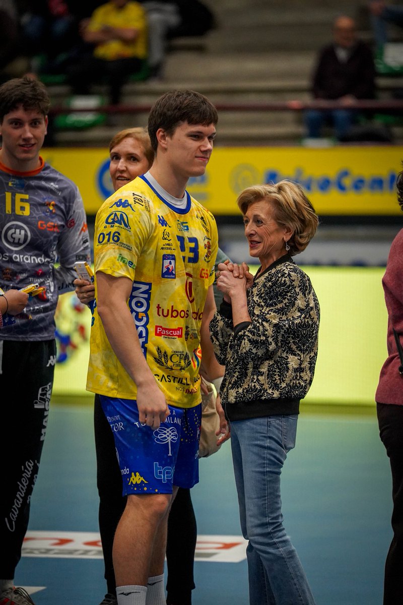 Pᴜʀᴏ ᴇᴊᴇᴍᴘʟᴏ ᴅᴇ ʟᴜᴄʜᴀ ʏ sᴜᴘᴇʀᴀᴄɪᴏ́ɴ 💛

🔜 Nuestros voluntarios del Calendario Solidario en favor de la <a href="/ContraCancerEs/">Asociación Española Contra el Cáncer</a> saltaron con nuestros jugadores a la pista el pasado martes. 

¡Gracias por demostrar al mundo el significado de lucha y valentía ⚔️!