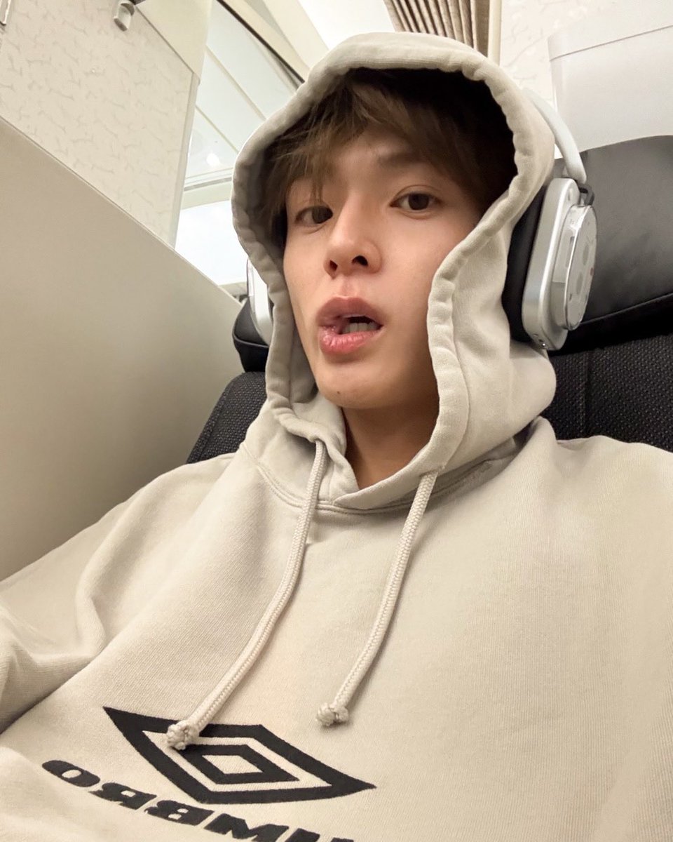 그니까 이렇게 입고 나타나서              이런 셀카를 찍엇다고