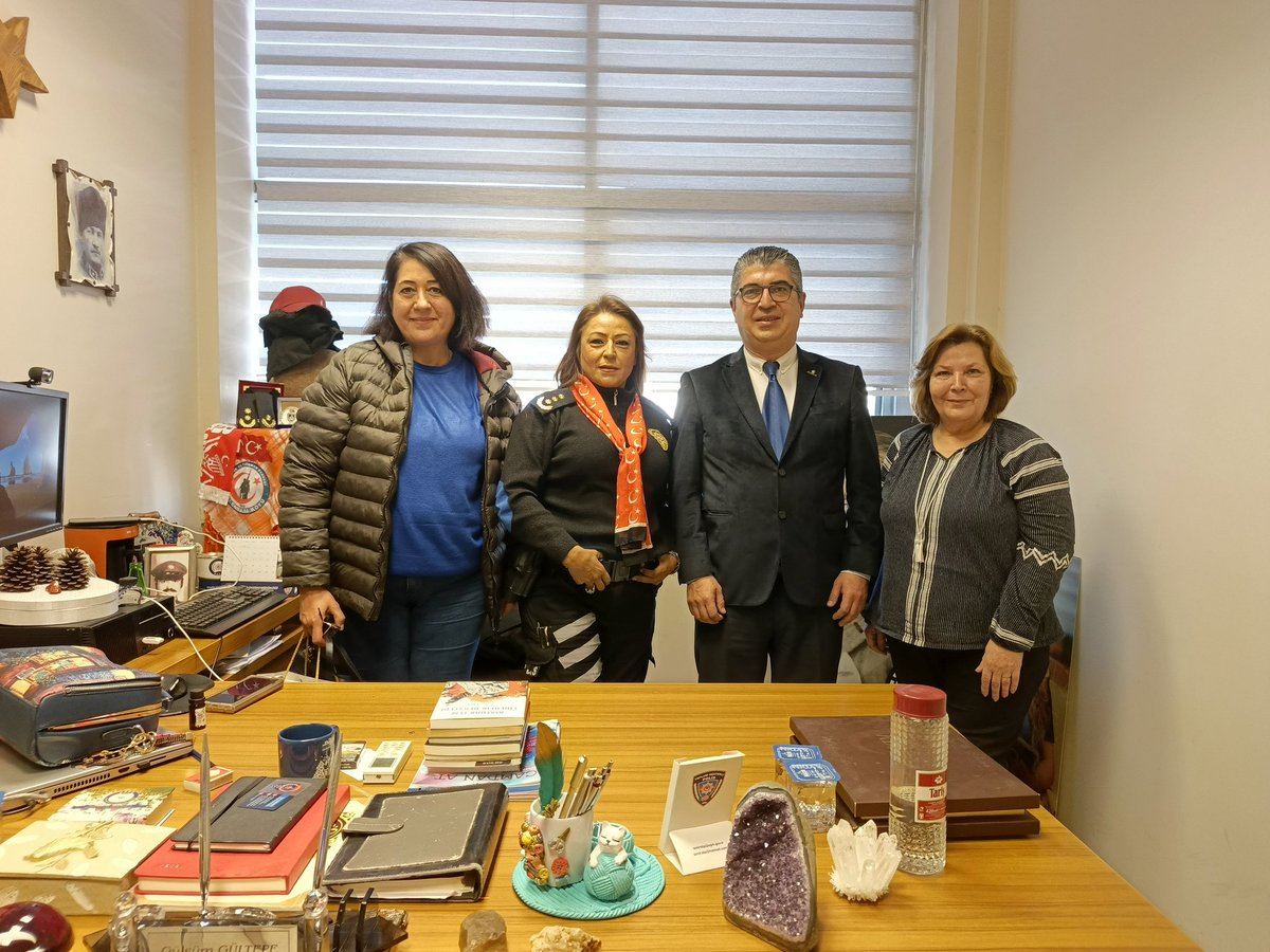 İzmir Yazarlar Kooperatifi Yönetim Kurulu olarak İzmir İl Emniyet Müdür Yardımcımız Sayın Gülsüm Gültepe'yi ziyaret ettik ve kooperatif faaliyetlerimiz hakkında bilgilendirmelerde bulunduk. 
Değerli Müdürümüze misapirverlikleri ve duyarlılıkları için çok teşekkür ediyoruz.