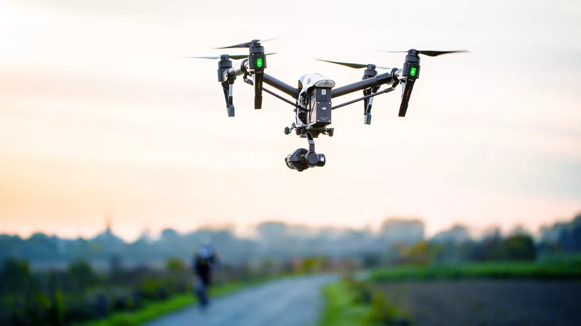 WarNewsPL1's tweet photo. 🇵🇱
Sosnowiec nie chce czekać, aż problem dronów nad miastem rozwiążą inni. Samorząd ogłosił przetarg na mobilny system walki radioelektronicznej, który ma wykrywać i neutralizować bezzałogowce. Na miejską tarczę antydronową zarezerwowano do 2,87 mln zł netto, a dostawca będzie miał maksymalnie 8 miesięcy, by postawić kompletny zestaw na koła.

Źródło: @SpidersWebPL 

@PatrykMarjan może Bełchatów zainwestuje w podobny sprzęt?
